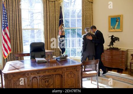 Präsident Barack Obama spricht allein mit dem Mehrheitsführer des Senats Harry Reid im Oval Office nach einer parteiübergreifenden Sitzung am 23. Januar 2009. Stockfoto