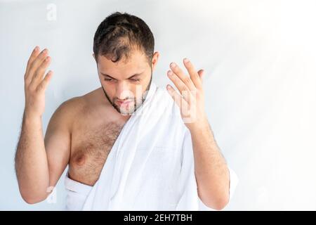 Arabischer muslimischer Mann, der mit seinen Händen und für gott betet doaa Stockfoto