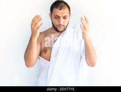 Arabischer muslimischer Mann, der mit seinen Händen und für gott betet doaa Stockfoto