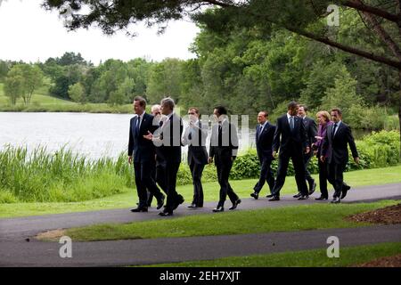 Präsident Barack Obama spricht mit Bundeskanzlerin Angela Merkel und dem französischen Präsidenten Nicolas Sarkozy, während sie mit anderen G8 Führern zum Familienfoto gehen, beim Gipfel G8 in Muskoka, Kanada, 25. Juni 2010. Stockfoto