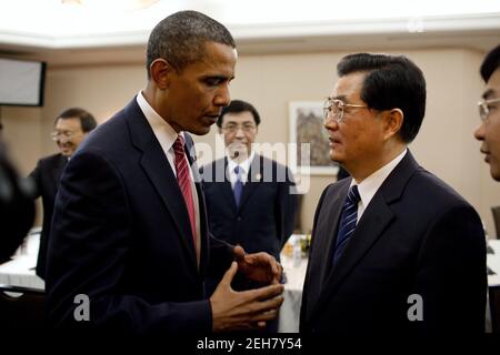 Präsident Barack Obama spricht mit dem chinesischen Präsidenten Hu Jintao im Anschluss an ihr bilaterales Treffen auf dem Gipfel G20 in Toronto, Kanada, am 26. Juni 2010. Stockfoto