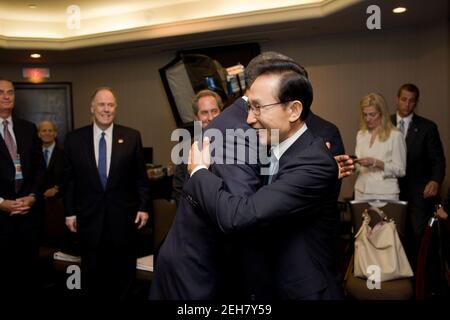 Präsident Barack Obama begrüßt den südkoreanischen Präsidenten Lee Myung-Bak während seines bilateralen Treffens auf dem Gipfel G20 in Toronto, Kanada, am Samstag, den 26. Juni 2010. Stockfoto