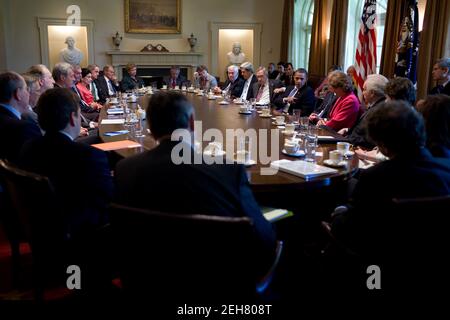 Präsident Barack Obama trifft sich mit einer parteiübergreifenden Senatorengruppe im Kabinettsaal des Weißen Hauses, um die Verabschiedung umfassender Energie- und Klimagesetze zu diskutieren, 29. Juni 2010. Stockfoto