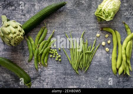 Gesunde vegetarische Ernährung Konzept Hintergrund, frische grüne Lebensmittel Auswahl für Detox-Diät, Gurken, Erbsen, Zucchini, Salat, Artischocke, Bohne und gree Stockfoto