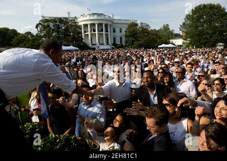 Präsident Barack Obama begrüßt die Menschen bei einer Veranstaltung auf dem South Lawn des Weißen Hauses am 29. Juni 2010. Stockfoto