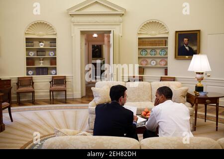 Präsident Barack Obama trifft sich mit dem Leiter des Verwaltungsbüros und des Haushaltsdirektors Peter R. Orszag im Oval Office, 26. Januar 2009. Stockfoto