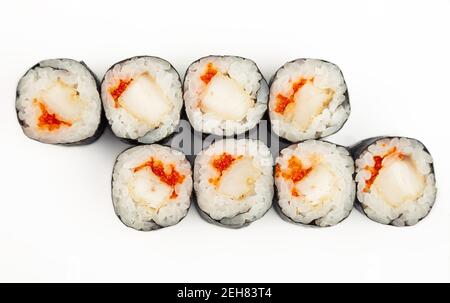 Sushi-Mini-Rolle mit gebratenem Seebarsch auf einem weißen Teller, Zutaten gebratener Bass, fliegender Fischrogen, Reis, Nori. Traditionelle japanische Küche. Für die Speisekarte des Restaurants Stockfoto
