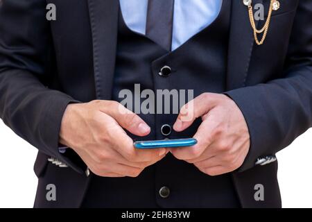 Geschäftsmann argumentiert und diskutiert die Arbeit mit dem Handy Bei einem Anruf oder Videoanruf zur Aufrechterhaltung des Geschäftsbetriebs folgen Und bleiben Sie mit der Arbeit verfolgt Stockfoto