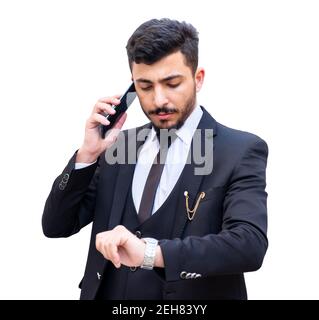 Geschäftsmann argumentiert und diskutiert die Arbeit mit dem Handy Bei einem Anruf oder Videoanruf zur Aufrechterhaltung des Geschäftsbetriebs folgen Und bleiben Sie mit der Arbeit verfolgt Stockfoto