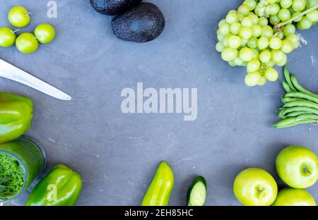 Obst und Gemüse auf grauem Hintergrund bilden einen Rahmen Stockfoto
