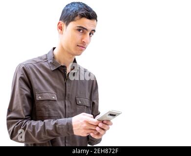 Arabischer Kerl hält sein Smartphone Stockfoto