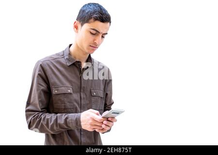 Arabischer Kerl hält sein Smartphone Stockfoto