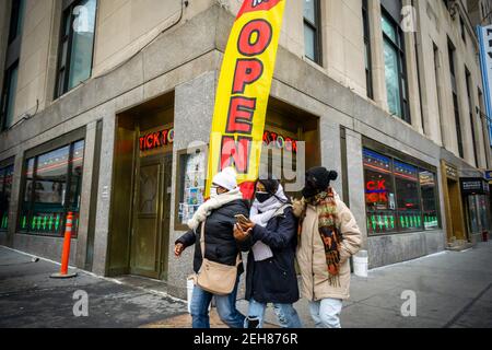 Das Tick Tock Diner im New Yorker Hotel in Midtown Manhattan gibt bekannt, dass es geöffnet ist, gesehen am Sonntag, 14. Februar 2021. Restaurants wurden vor kurzem erlaubt, Indoor-Dining bei 25% Kapazität mit einer Vielzahl von anderen Beschränkungen wieder aufzunehmen. (© Richard B. Levine) Stockfoto