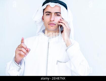 Arabischer junger Geschäftsmann mit Telefonanruf Stockfoto