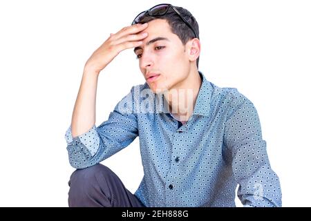 Junger Mann fühlt sich sehr stressig und sitzt in Schmerzen Stockfoto