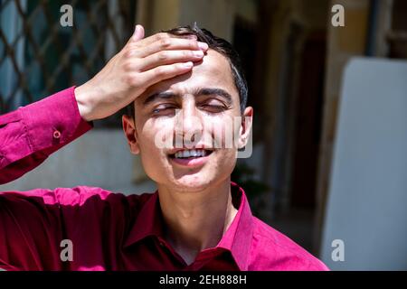 Schöner arabischer Kerl glücklich fühlen Stockfoto