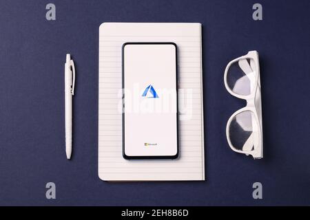 Assam, indien - November 15, 2020 : Microsoft Azure Logo auf Handy-Bildschirm Stock Bild. Stockfoto