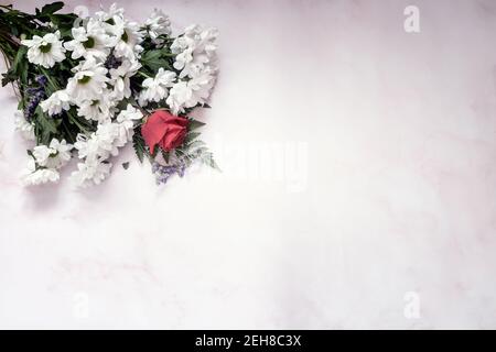 Ein wunderschön gestalteter Strauß aus weißen Chrysanthemen und roten Rosen auf weißem Hintergrund. Vorderansicht, Nahaufnahme. Stockfoto
