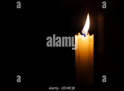 Eine Kerzenflamme Nahaufnahme auf schwarzem Hintergrund Stockfoto