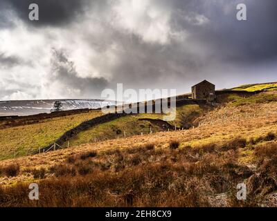 Yorkshire Scheune mit Moorland und Bergen Stockfoto