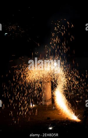 Feuerflamme mit Funken auf schwarzem Hintergrund Stockfoto