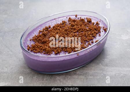 Hausgemachte Ube Halaya (lila Yam Marmelade) gekrönt mit Latik, filipino Dessert Stockfoto