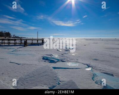 Buntes Eis im Winter am Baikalsee im Februar 2021 Stockfoto