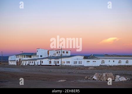 Altes Hotel am Ufer des Salar de Uyuni / Salar de Tunupa, weltweit größte Salzflat bei Sonnenuntergang, Provinz Daniel Campos, Potosí, Bolivien Stockfoto