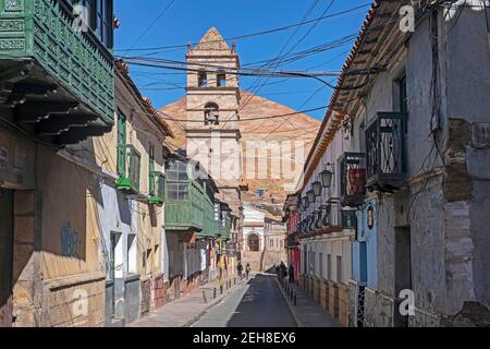 Straße mit Kolonialhäusern und Glockenturm des San Francisco von Potosi Tempel und Kloster in der Stadt Potosi, Tomás Frías Provinz, Bolivien Stockfoto