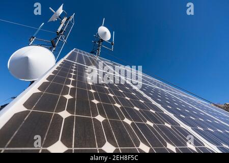 Sonnenkollektoren für die Stromversorgung von Bergspitzen-Kommunikationsgeräten im Angeles National Forest und in den San Gabriel Mountains in der Nähe von Los Angeles, Kalifornien. Stockfoto