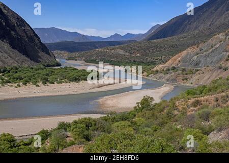 Blick über den El Río Grande / Río Guapay, der die Grenze zwischen den Departements Chuquisaca und Santa Cruz bei La Higuera, Bolivien bildet Stockfoto