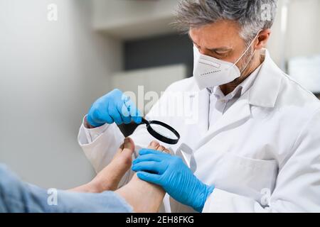 Eingewachsene Zehennagel-Problem. Fußprüfung Des Infizierten Patienten Stockfoto