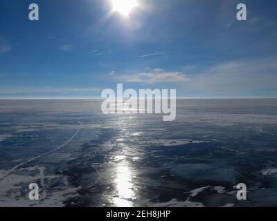 Buntes Eis im Winter am Baikalsee im Februar 2021 Stockfoto