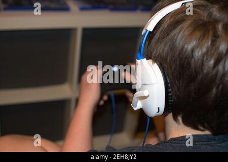 Teenager Junge spielt neue Xbox-Konsole. Stockfoto