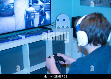 Teenager Junge spielt neue Xbox-Konsole. Stockfoto