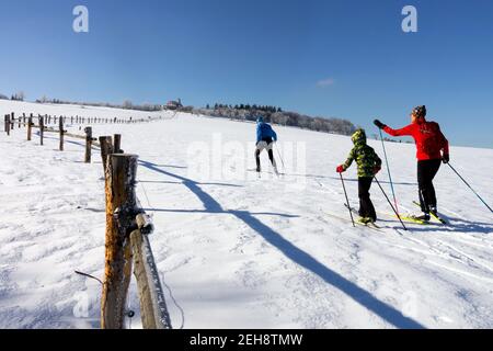 Moderner Familienstil im Winterurlaub Skifahren, Langlaufläufer aktiver Lebensstil außerhalb der Familie Krusne Hory Erzgebirge Stockfoto