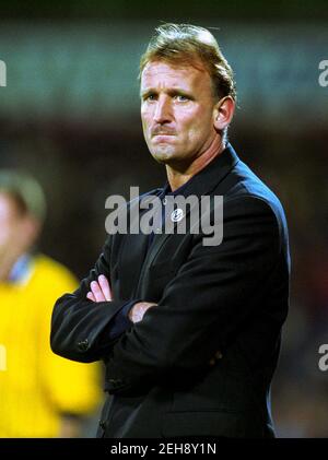 BayArena Leverkusen Deutschland 26.11.2000 Fußball: Bundesliga-Saison 2000/01, Bayer 04 Leverkusen (B04,rot) gegen 1.FC Kaiserslautern (FCK,blau) 4:2; Teamchef Andreas Brehme (FCK) Stockfoto