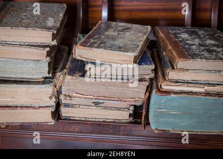 Alte Bücher auf Holzregal gelegt Stockfoto