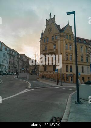 Zgorzelec Gorlitz Januar 27 2020 Straßenansicht auf altes Mietshaus Haus am Morgen Stockfoto