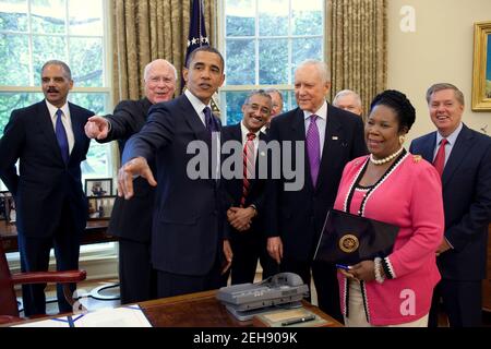 Präsident Barack Obama spricht mit Mitgliedern des Kongresses nach der Unterzeichnung des Fair Sentencing Act im Oval Office, 3. August 2010. Zu den Teilnehmern gehören: Generalstaatsanwalt Eric Holder, Senator Patrick Leahy, D-V., Rep. Bobby Scott, D-VA., Senatsmehrheit Whip Richard Durbin, von Ill., Sen. Jeff Sessions, R-Ala., Sen. Orrin Hatch, R-Utah, Rep. Sheila Jackson-Lee, D-Texas, und Sen. Lindsey Graham, R-SC. Stockfoto