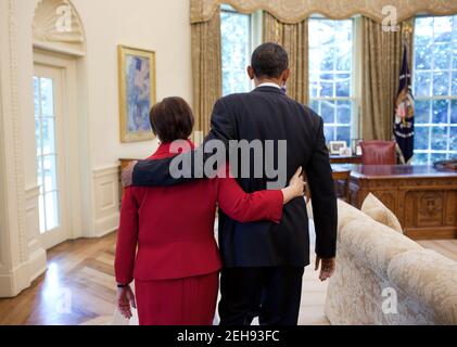 6. August 2010 "der Präsident geht vor einer öffentlichen Zeremonie im Weißen Haus die neu bestätigte Oberste Richterin Elena Kagan in das Oval Office." Stockfoto