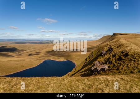 Blick über Llyn Y Fan Fach in Richtung Picws Du und Fan Brycheiniog, Brecon Beacons National Park Stockfoto