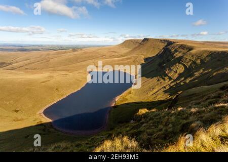 Blick über Llyn Y Fan Fach in Richtung Picws Du und Fan Brycheiniog, Brecon Beacons National Park Stockfoto