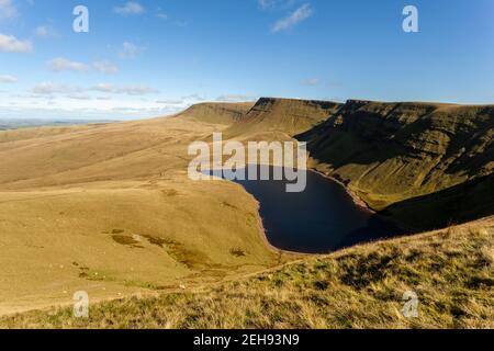 Blick über Llyn Y Fan Fach in Richtung Picws Du und Fan Brycheiniog, Brecon Beacons National Park Stockfoto