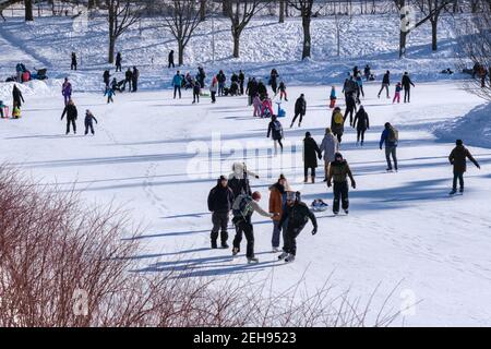 Montreal, Kanada - 31. Januar 2021: Menschen Schlittschuhlaufen auf Lafontaine Park Natureisbahn Stockfoto