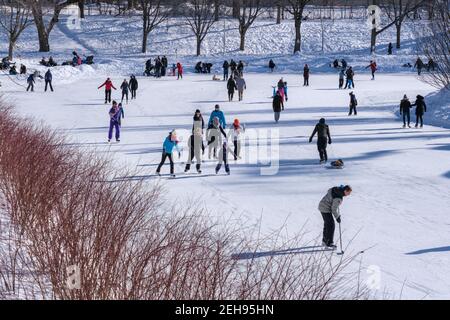 Montreal, Kanada - 31. Januar 2021: Menschen Schlittschuhlaufen auf Lafontaine Park Natureisbahn Stockfoto