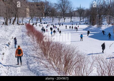 Montreal, Kanada - 31. Januar 2021: Menschen Schlittschuhlaufen auf Lafontaine Park Natureisbahn Stockfoto