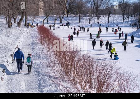 Montreal, Kanada - 31. Januar 2021: Menschen Schlittschuhlaufen auf Lafontaine Park Natureisbahn Stockfoto