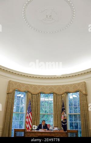 Präsident Barack Obama telefoniert im Oval Office, 13. August 2010. Stockfoto