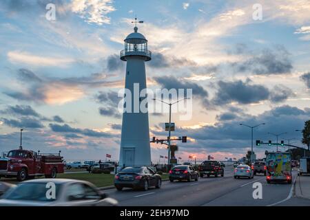 Bei Sonnenuntergang fahren Sie am Biloxi Lighthouse vorbei auf dem Highway 90 in Biloxi, Mississippi Stockfoto